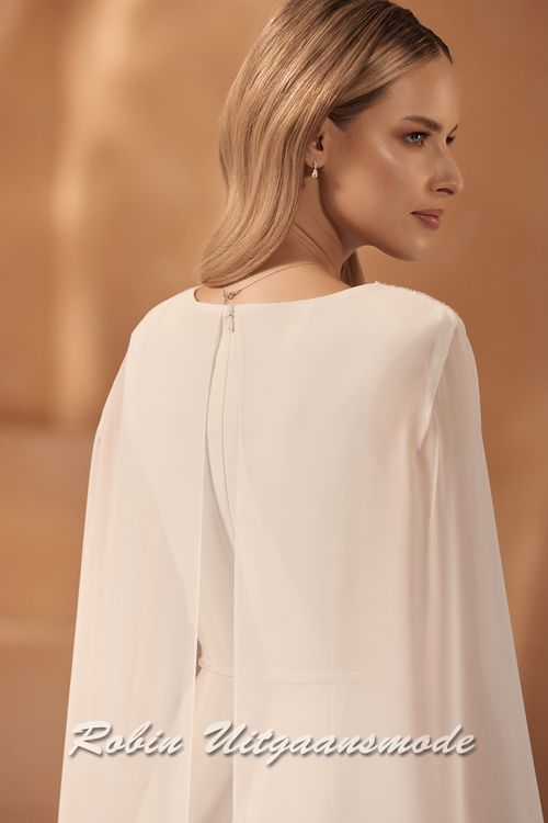 Rugpand van de Bruid jumpsuit met V-hals en lange cape-mouwen