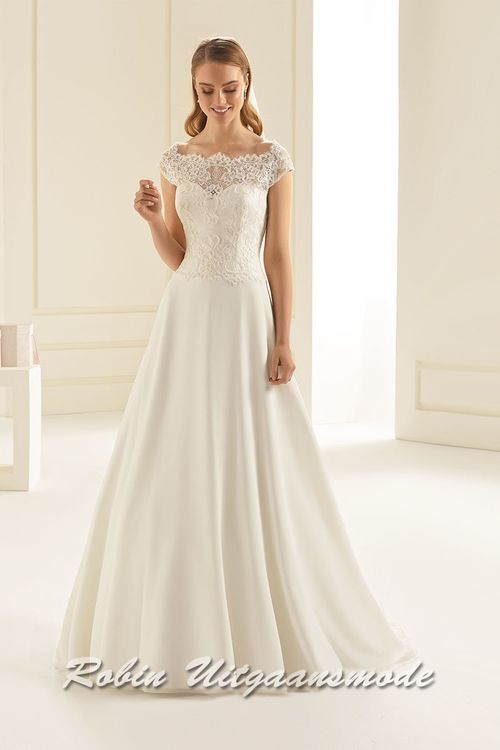 A-lijn trouwjurk met boothals, een hartvormige lijfje bedekt met kant en een chiffon rok met kleine sleep.