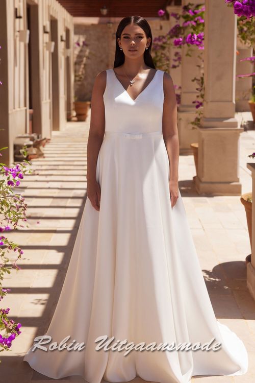 Eenvoudige plus size trouwjurk met V-hals, brede schouderbanden, smalle ceintuur en A-lijn rok met sleep