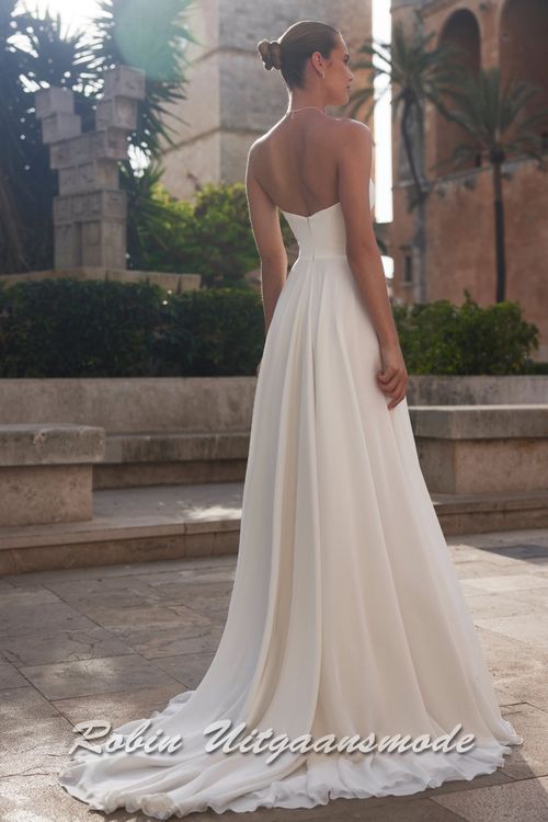 Achterkant van de Heartshape strapless trouwjurk met split
