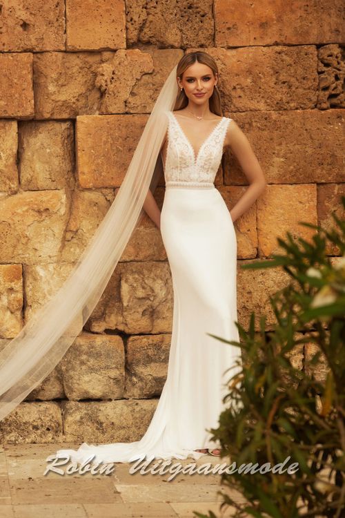 Strakke trouwjurk met kanten lijfje, V-hals, uitgesneden zijkanten en een chiffon rok met sleep