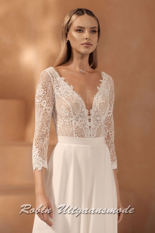 Close-up van de Bruid jumpsuit met kanten lijfje, ¾ mouwen en wijde pijpen