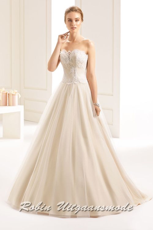 Romantische prinsessen trouwjurk met een kanten lijfje, een boothals lijn en wijde rok met glitter tule.