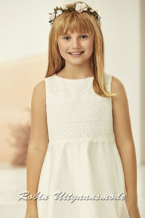 Detail van de Bloemenmeisjesjurk met lange rok met organza toplaag en een kanten lijfje met boothals.