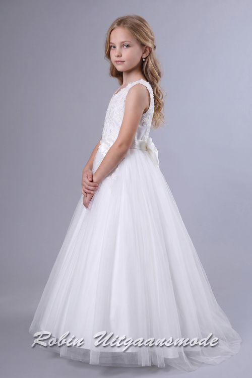 Zijaanzicht van de Bloemenmeisjesjurk met kanten lijfje, petticoat rok met tule toplaag en een grote strik op de rug
