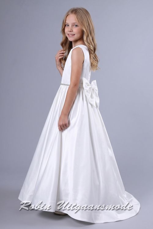 Zijaanzicht van de Petticoat bloemenmeisjesjurk met gladde satijnen stof, een grote strik op de rug en sprankelende tailleband