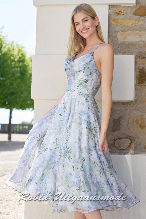 Close-up van de Korte avondjurk met sage fleurige bloemen print, een waterval halslijn en chiffon rok tot over de knie