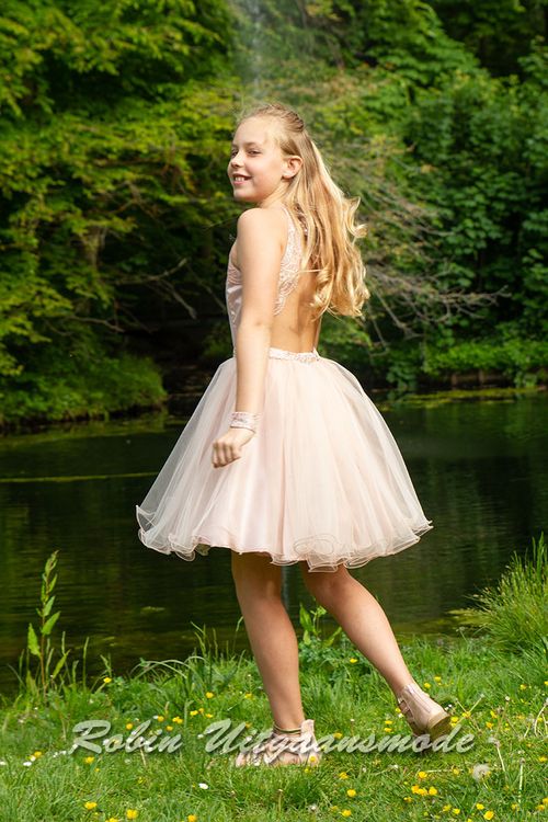 Roze wijd uitlopende petticoat jurken van kant, satijn en tule met halfopen kanten rug