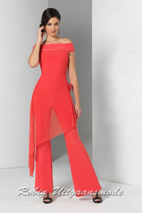 Koraalkleur Gala broekpak met asymmetrisch lijfje en off-shoulder halslijn