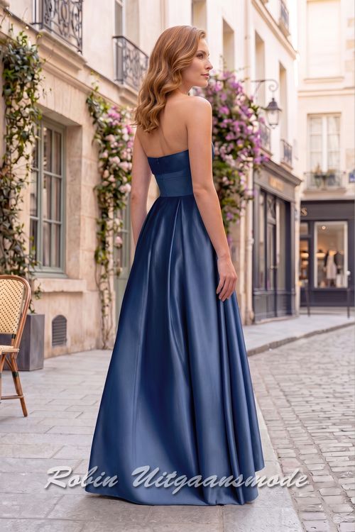 Achterkant van de Donkerblauwe strapless avondjurk met een soft mikado A-lijn rok, rechte bustelijn en brede tailleband