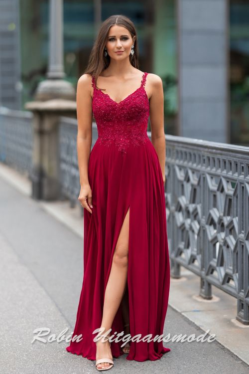 Chiffon rode galajurk met kanten lijfje versierd met bloemen patroon, lage rug vetersluiting en lange rok met bescheiden split