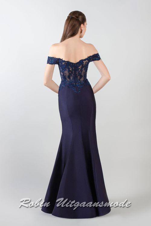 Achterkant van de Strapless galajurk met glitter korset lijfje en hoge split