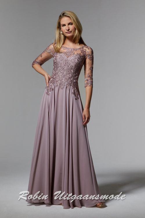 Dusty rose avondjurk met driekwart lange mouwen, boothals, een geborduurd lijfje met kristallen en een chiffon rok