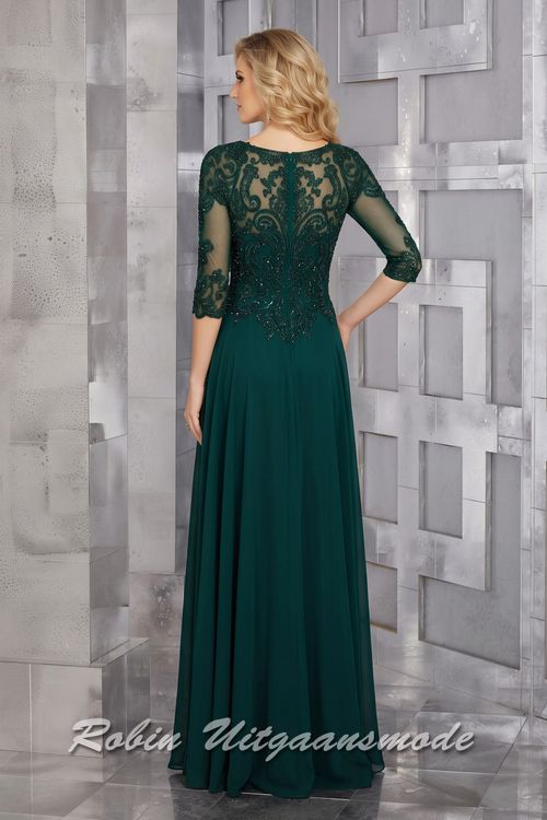 Achterkant van de Smaragdgroene avondjurk met driekwart lange mouwen, boothals, een geborduurd lijfje met kristallen en een chiffon rok