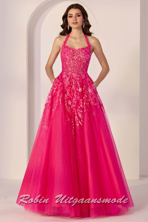 Roze Strapless baljurk met heartshape lijfje, een tule A-lijn rok, beide rijkelijk versierd met pailletten en steentjes