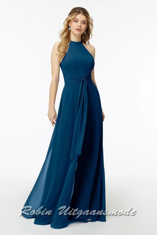 Saffierblauwe Gala broekpak van chiffon met een hoge haltersluiting, wijde pijpen en sjerp tailleband