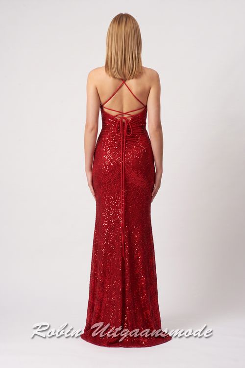 Achterkant van de Rode glitterjurk in een aansluitend model met hoge split, een geplooid lijfje met V-hals en spaghettibandjes