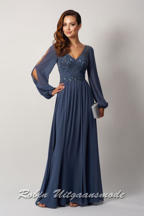 Oceaanblauwe avondjurk met open lange mouwen, een kanten lijfje met pailletten, V-hals, bedekte schouders en lange chiffon rok