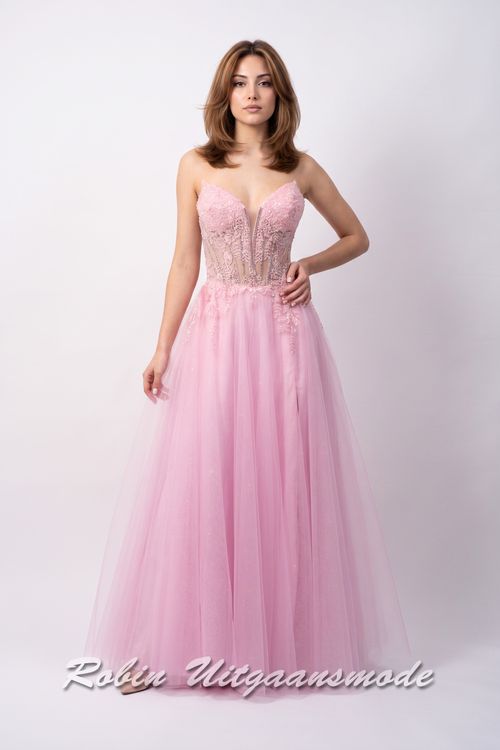 Lichtroze galajurk strapless korset lijfje, fleurige bloemversiering over de top en  A-lijn tule rok met hoge split