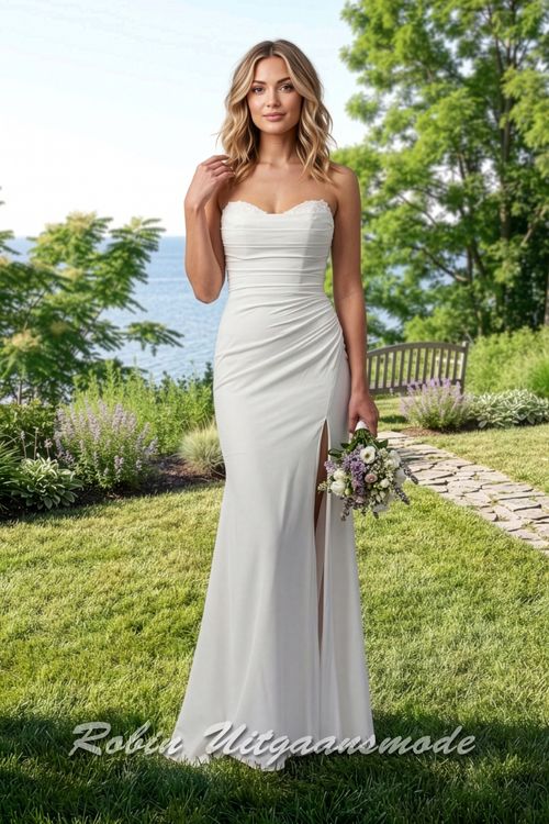 Strapless trouwjurk met strak geplooid lijfje, een heartshape buste afgewerkt met kleine kralen en hoge split