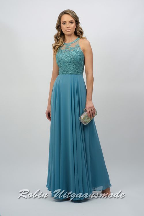 Dauwblauwe avondjurk met kanten halter top royaal is versierd met prachtige kralen, blote schouders en sluikvallende chiffon rok tot op de grond