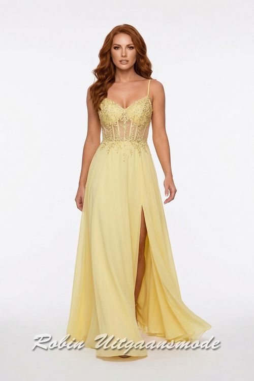 Gele Galajurk met sprankelend versierd lijfje, smalle bandjes en chiffon rok met hoge split