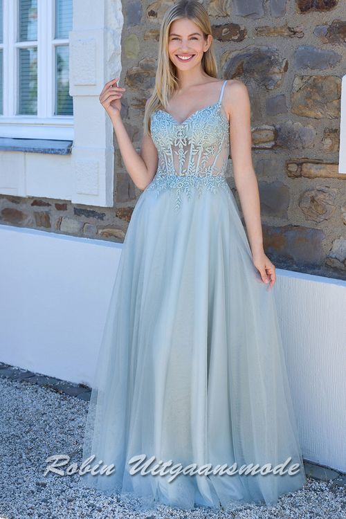 Sage groene galajurk met kanten korset top, een semi-transparante taille en lange rok bedekt met glitter tule