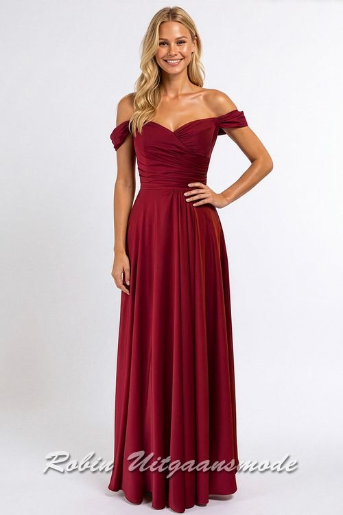 Bordeauxrode off-shoulder avondjurk met heartshape bustelijn en een zwierige cirkel rok tot op de grond