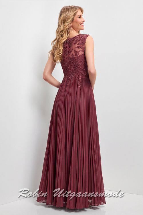 Achterkant van de Deftige steenrode avondjurk met kanten lijfje, boothalslijn, blote schouders en een chiffon plissé rok met lengte tot op de grond