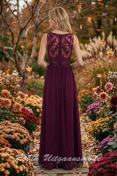 Achterkant van de Bordeauxrode Hooggesloten galajurk met kanten lijfje en chiffon rok
