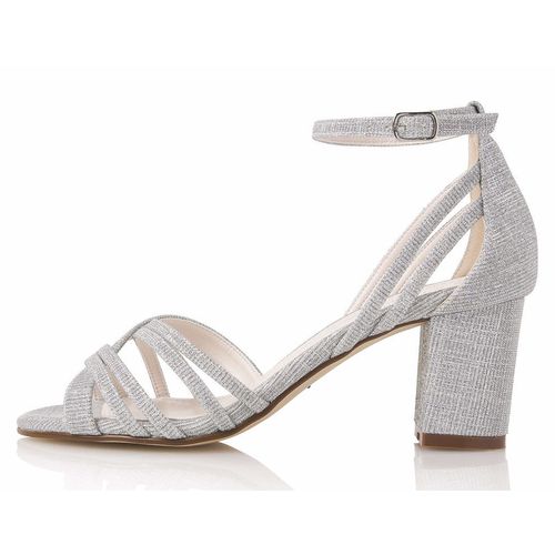 Zijaanzicht van de Zilveren Glitter peep toe sandaal met stevige hak en gesloten hiel