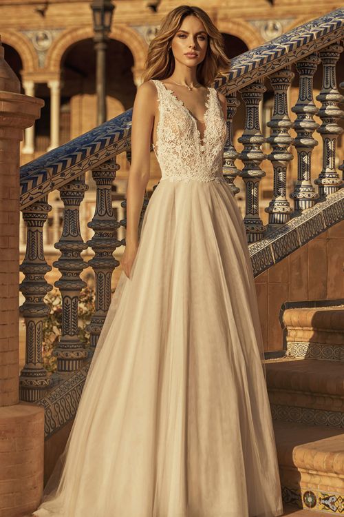 Bruidsjurk met V-hals, kanten lijfje en soft-tule rok.