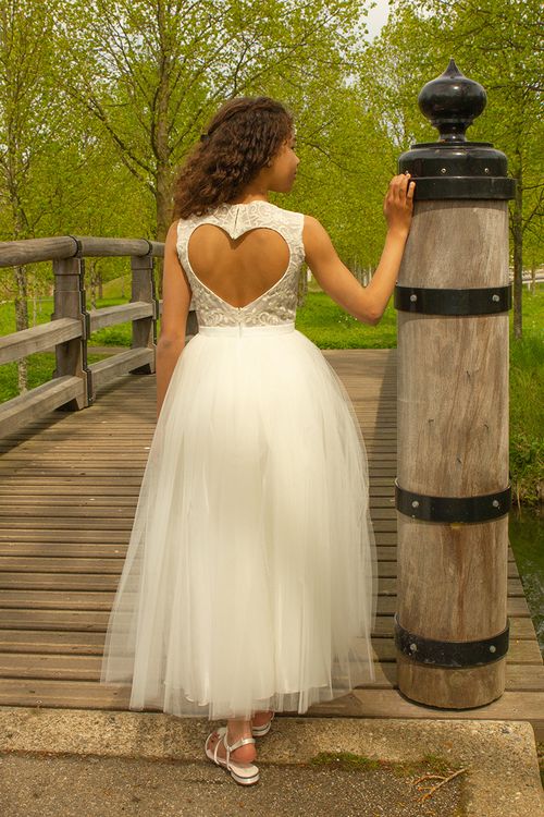 Achterkant van de Lange bruidsmeisjes jurk met open rug in een hartjesvorm.