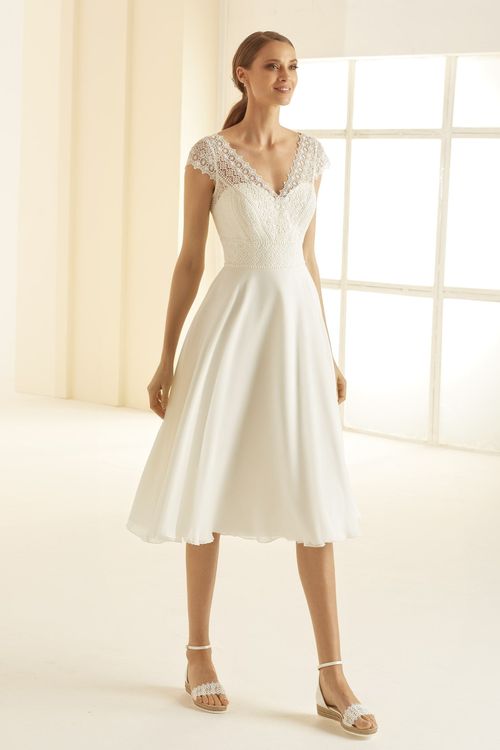 Trouwjurk met korte A-lijn rok en boho-kant lijfje.