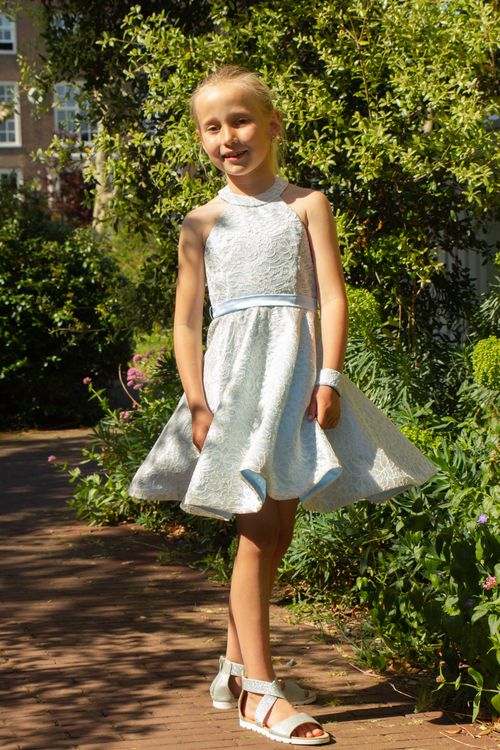 Lichtblauw kanten feestjurkjes in zandlopermodel met wijd uitlopende cirkelrok.