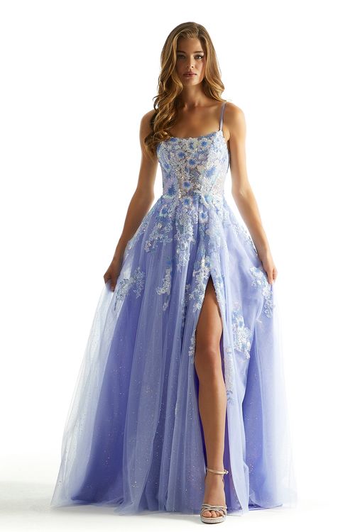 Gekleurde A-lijn trouwjurk met split en pailletten.