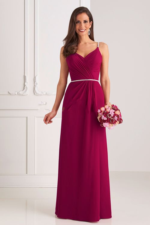 Sluikvallende gekleurde trouwjurk met V-hals en smalle bandjes.