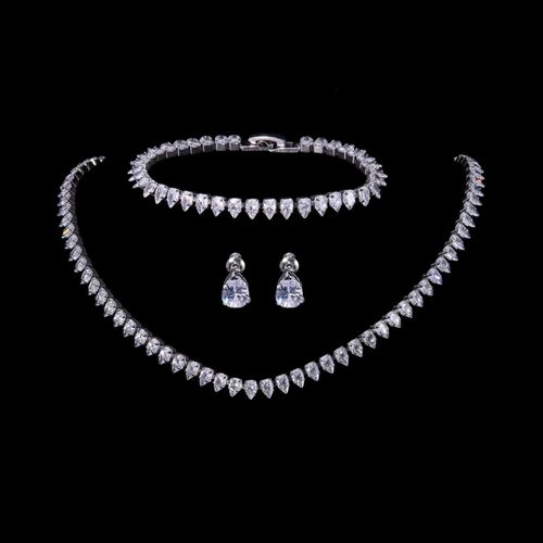 Tijdloze driedelige sieraden set met zirkonia kristallen