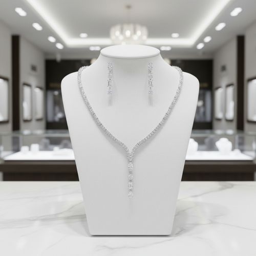 Glamour sieradenset met lange hangers, op een torso display