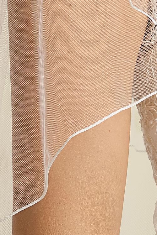 Detail van de Tweelaags sluier van soft tule met een lockrand