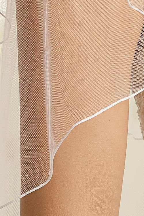 Detail van de Dubbellaags soft tule sluier tot heuphoogte