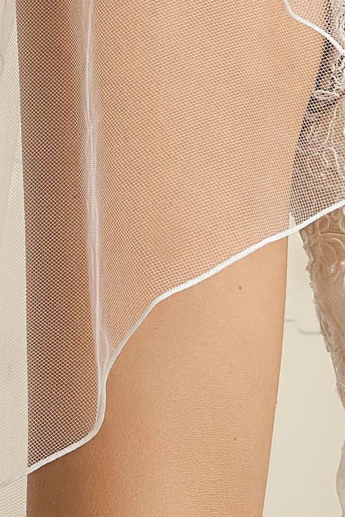 Mooie soft tule sluier met fijne lockrand in enkellaags uitvoering, detail