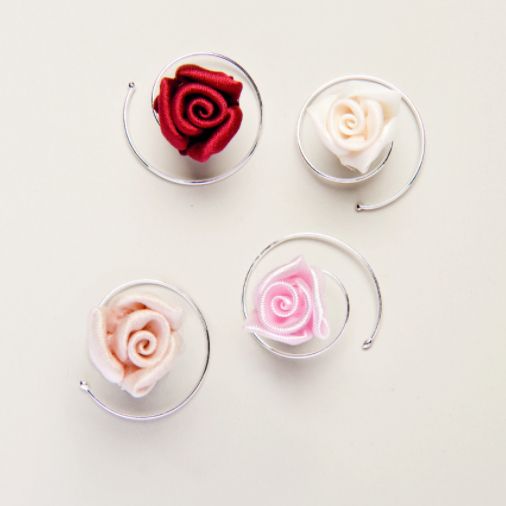 Curlieroosjes voor in een feestelijke opgestoken coupe