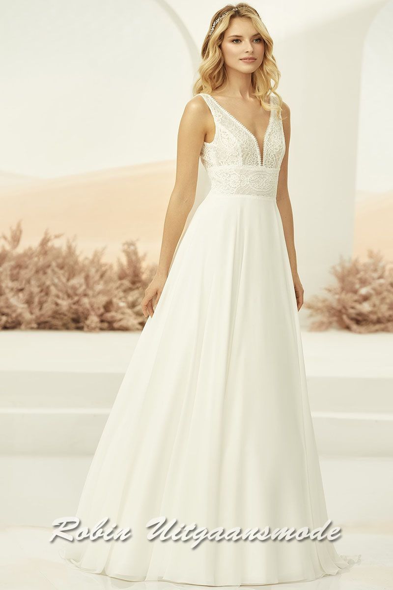 A-lijn bruidsjurk met kanten lijfje, een illusie diepe V-hals, rugdecolleté en lange rok van hoogwaardig chiffon.