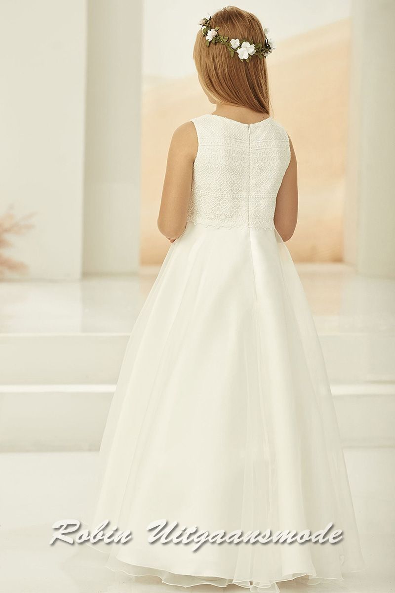 Rugkant van de Bloemenmeisjesjurk met lange rok met organza toplaag en een kanten lijfje met boothals.