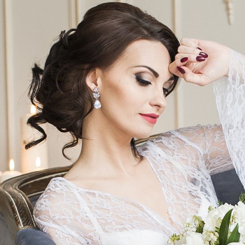 Starlet oorbellen met heldere zirkonia kristallen, gedragen door een model