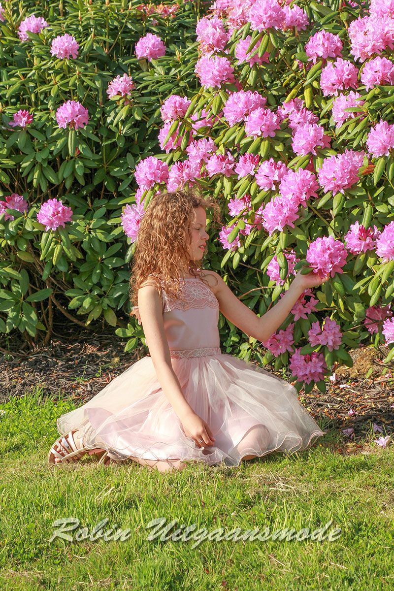 Roze wijd uitlopende petticoat jurken van kant, satijn en tule met halfopen kanten rug