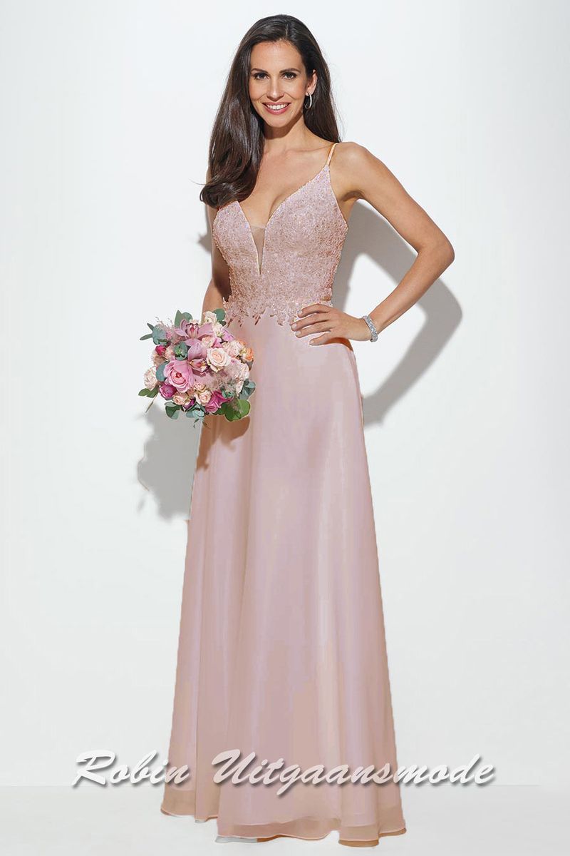 Lange lichtroze avondjurk met glitterlijfje, chiffon rok en V-hals