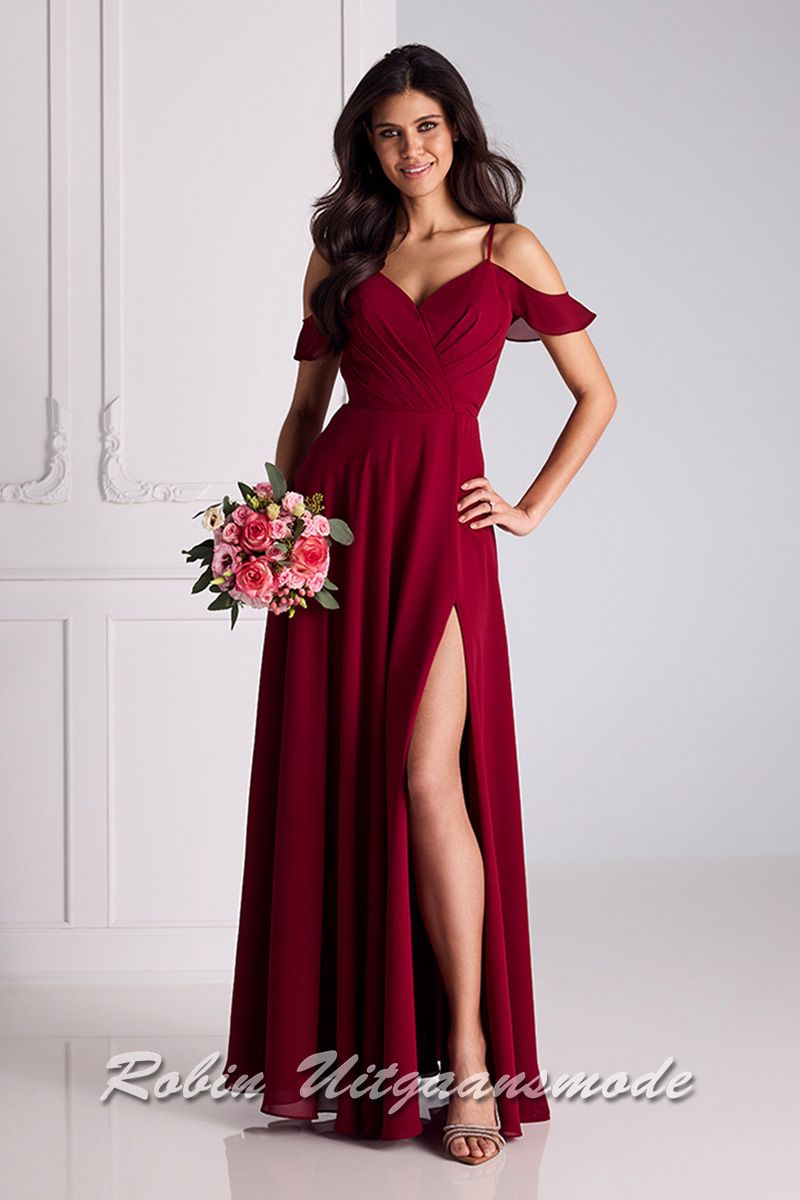 Donkerrode galajurk met heartshape halslijn, een overslag lijfje, afhangende plooi mouwtjes en chiffon rok met hoge split