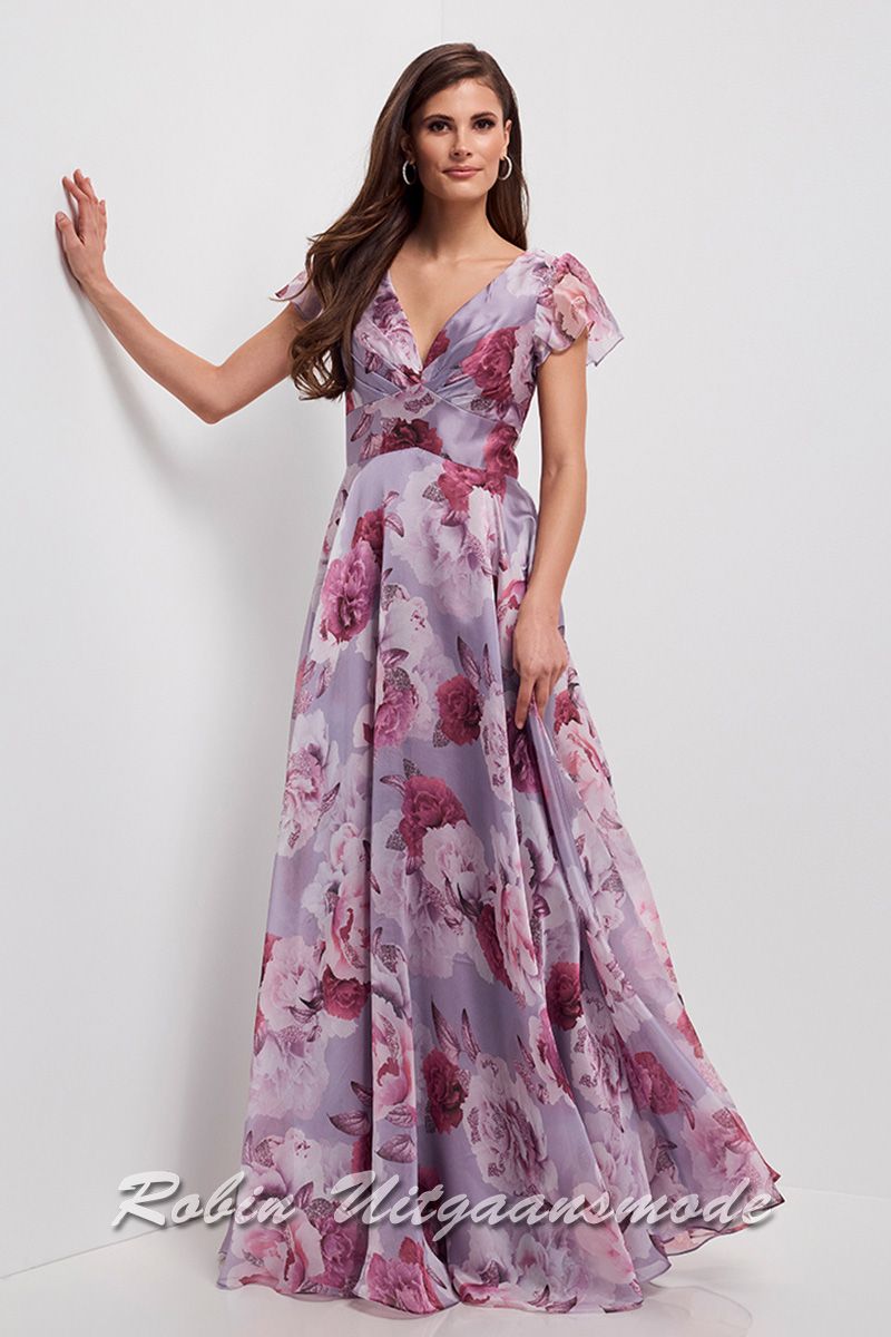 Avondjurk met print van grote bloemen, een V-hals, bedekte schouder door de chiffon kapmouwtjes en een lange zwierige rok tot op de grond.